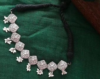 Oxidierte handgemachte komplizierte Halsband Halskette mit weißen Ghungroo | Indische Randanien Schmuck | Bollywood | Indische traditionelle Schmuck | Frauen