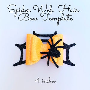 Op de afbeelding: Een 10 cm grote oranje glitter strik met een zwart glitter spinnenweb en een zwarte glitter spin er bovenop. "Spider Web Hair Bow Template" staat boven de strik.