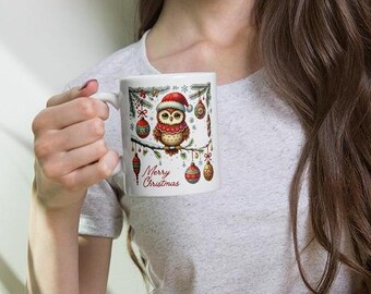 Taza de búho navideño con adornos festivos y texto de Feliz Navidad, taza de café navideña, búho sentado en una rama, lindo regalo de Navidad de búho