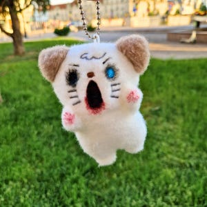 Handbemalte Zombie Katze Plüsch Schlüsselanhänger, niedlicher Untoter Anhänger, Horror Accessoire, gruseliges Geschenk für Katzenliebhaber, Goth Taschenanhänger, Killer Kitty Puppe