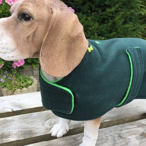 Manteau pour chien en polaire sur mesure vert bouteille et émeraude avec trou pour harnais