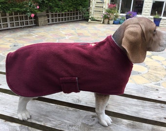 Manteau pour chien en polaire bordeaux et gris avec trou pour harnais