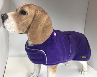 Hundemantel aus Fleece in lila & flieder mit Geschirrloch