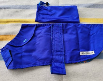 Abrigo ligero de perro azul real hecho a mano de primavera / verano impermeable en bolsa de transporte