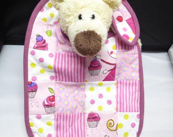 Babero acolchado de algodón rosa para bebé, diseño de hada de cupcakes, regalo para niños pequeños.