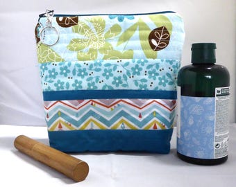 Neceser acolchado de patchwork floral azul, estilo rústico retro.