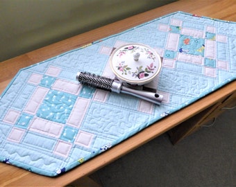 Camino de mesa acolchado con diseño de gato: patchwork azul, regalo para amantes de los gatos.