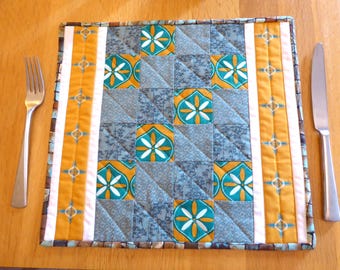 Manteles individuales acolchados azules y dorados (juego de 2) - Decoración de comedor contemporánea