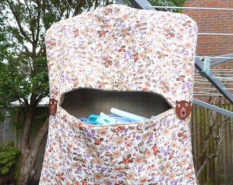 Bolso de algodón con estampado floral beige y percha de madera; Bolso de percha tradicional