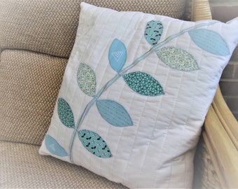 Cojín con apliques florales azules: almohada acolchada de patchwork, 18 x 18