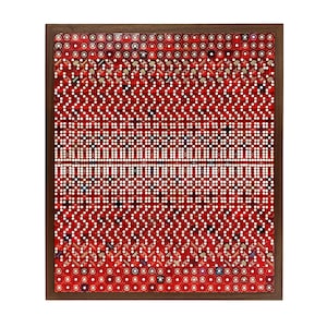 Peut inclure: Une œuvre d'art encadrée composée d'un motif rouge et blanc de dés. Les dés sont disposés en un motif géométrique, créant un design visuellement intéressant.
