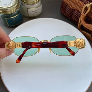 Óculos de sol vintage Deadstock, óculos de sol novos e antigos dos anos 90, lentes azuis, presente para ela, óculos de sol com detalhe de cabeça de Medusa