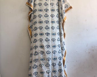 Vestido caftán de algodón cambray blanco: estampado indio, cuello redondo, corte holgado.