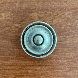 Bouton vintage en métal orné de 1 3/8 po. | Finition argent antique rustique | Poignée d'armoire, bricolage, restauration | Décoration d'intérieur | Bouton de porte rétro 8006