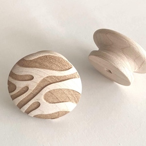 Puede incluir: Una taza de cerámica blanca con un asa negra y el texto "But First, Coffee" en un estilo manuscrito. La taza probablemente tiene entre 340 y 450 ml, perfecta para una bebida matutina.