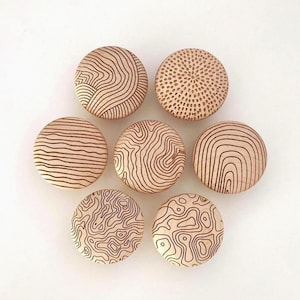 Tiradores de armario de arce macizo / Tiradores de cajón de madera modernos y orgánicos / Colección Sugar Maple Contour / Herrajes para armarios con diseño topográfico