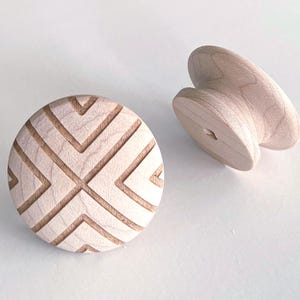 Puede incluir: Un letrero de madera rústico con el texto "Welcome to our home" en letras blancas. El letrero presenta un acabado envejecido y un diseño simple y acogedor, perfecto para la decoración de la puerta principal.