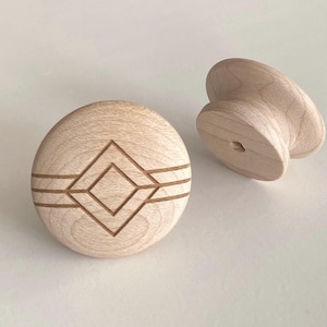 Op de afbeelding: Een set van drie keramische nestkommen in blauwe, groene en witte tinten. De kommen hebben een gespikkelde glazuur en een eenvoudig, modern ontwerp. De grootste kom heeft een diameter van ongeveer 15 cm.