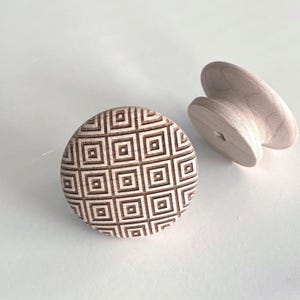 Puede incluir: Un juego de tres tazas de cerámica con un acabado mate moteado. Las tazas son en tonos crema, gris claro y gris oscuro. Cada taza tiene un diseño simple y minimalista y un asa redondeada.