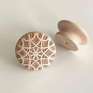 Tirador de madera maciza de arce para armarios / Tirador de madera de diseño artesanal con motivo floral de 3,8 cm (1,5") para cajones de armarios de cocina / Hágalo usted mismo