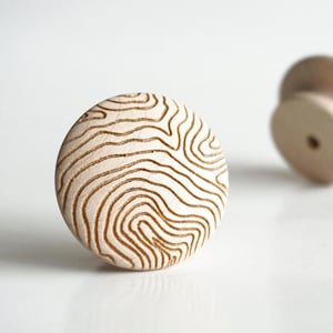 Boutons d'armoire en érable massif | Poignées de tiroir en bois, boutons géométriques gravés | Quincaillerie moderne du milieu du siècle | Poignées d'armoires de cuisine | Mélanger et assortir image 2
