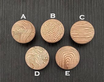 Boutons d'armoire en érable massif | Poignées de tiroir en bois, boutons géométriques gravés | Quincaillerie moderne du milieu du siècle | Poignées d'armoires de cuisine | Mélanger et assortir