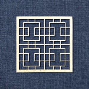 Könnte beinhalten: Ein quadratisches, cremefarbenes Dekorationspaneel mit einem geometrischen, durchbrochenen Design aus ineinandergreifenden Quadraten und Rechtecken. Das Paneel ist vor einem strukturierten, dunkelblauen Hintergrund platziert.