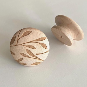 Op de afbeelding: Een set van drie keramische mokken met een gespikkelde, matte afwerking. De mokken zijn in crème, lichtgrijs en donkergrijs. Elke mok heeft een eenvoudig, minimalistisch ontwerp en een afgeronde handgreep.