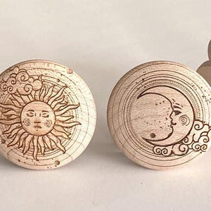 Op de afbeelding: Een set van drie keramische mokken met een gespikkelde, matte afwerking. De mokken zijn in crème, lichtgrijs en donkergrijs. Elke mok heeft een eenvoudig, modern ontwerp en een afgeronde handgreep.