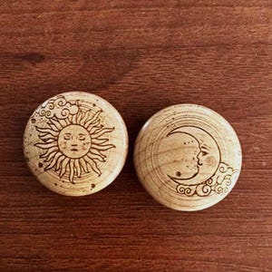 1.25インチ - 1.5インチ サンアンドムーン | メープル - サン＆ムーン柄木製ノブ、無垢材キャビネットノブ、デザイナー木製取っ手、引き出し取っ手、DIY