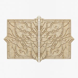Könnte beinhalten: Zwei Holzpaneele mit einem dekorativen, komplizierten, geometrischen Design. Die Paneele sind beige und haben eine gebeizte Holzoptik. Das Design ist symmetrisch und weist ein sich wiederholendes Muster aus Wirbeln und Linien auf.