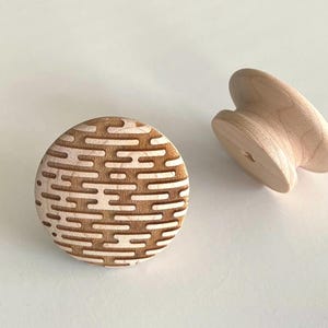 Puede incluir: Un juego de tres tazas de cerámica con un acabado mate moteado. Las tazas son de color crema, gris claro y gris oscuro. Cada taza tiene un diseño simple y minimalista y un asa redondeada.