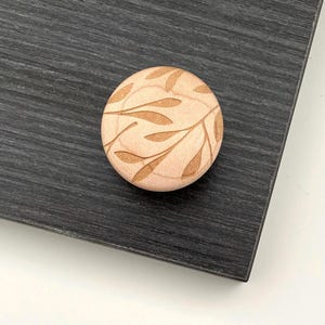 Pomelli floreali in acero / Pomello in legno con elegante motivo da 1,5", pomello per mobile in legno massello, maniglia in legno di design per mobili da cucina e cassetti, fai da te
