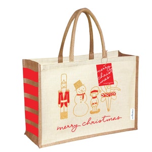 Peut inclure: Un sac fourre-tout en jute beige avec des rayures rouges et dor&eacute;es. Le sac pr&eacute;sente une illustration dor&eacute;e d'un casse-noisette, d'un bonhomme de neige, d'un lutin et d'une ballerine avec le texte "merry christmas". Une &eacute;tiquette rouge avec du texte blanc indique "merry christmas".