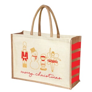 Peut inclure: Un sac fourre-tout en jute beige avec des rayures rouges et brunes sur le c&ocirc;t&eacute;. Le sac pr&eacute;sente un motif brod&eacute; dor&eacute; d'un casse-noisette, d'un bonhomme de neige, d'un enfant et d'une ballerine avec le texte "merry christmas" en dessous.