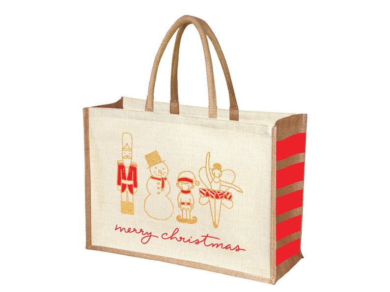 Peut inclure: Un sac fourre-tout en jute beige avec des rayures rouges et brunes sur le c&ocirc;t&eacute;. Le sac pr&eacute;sente un motif brod&eacute; dor&eacute; d'un casse-noisette, d'un bonhomme de neige, d'un enfant et d'une ballerine avec le texte "merry christmas" en dessous.