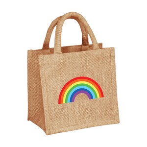 Pu&ograve; includere: Una piccola borsa di juta marrone con un design arcobaleno. La borsa ha due manici ed &egrave; perfetta per trasportare piccoli oggetti.