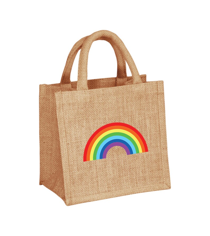 Pu&ograve; includere: Una piccola borsa di juta marrone con un design arcobaleno. La borsa ha due manici ed &egrave; perfetta per trasportare piccoli oggetti.