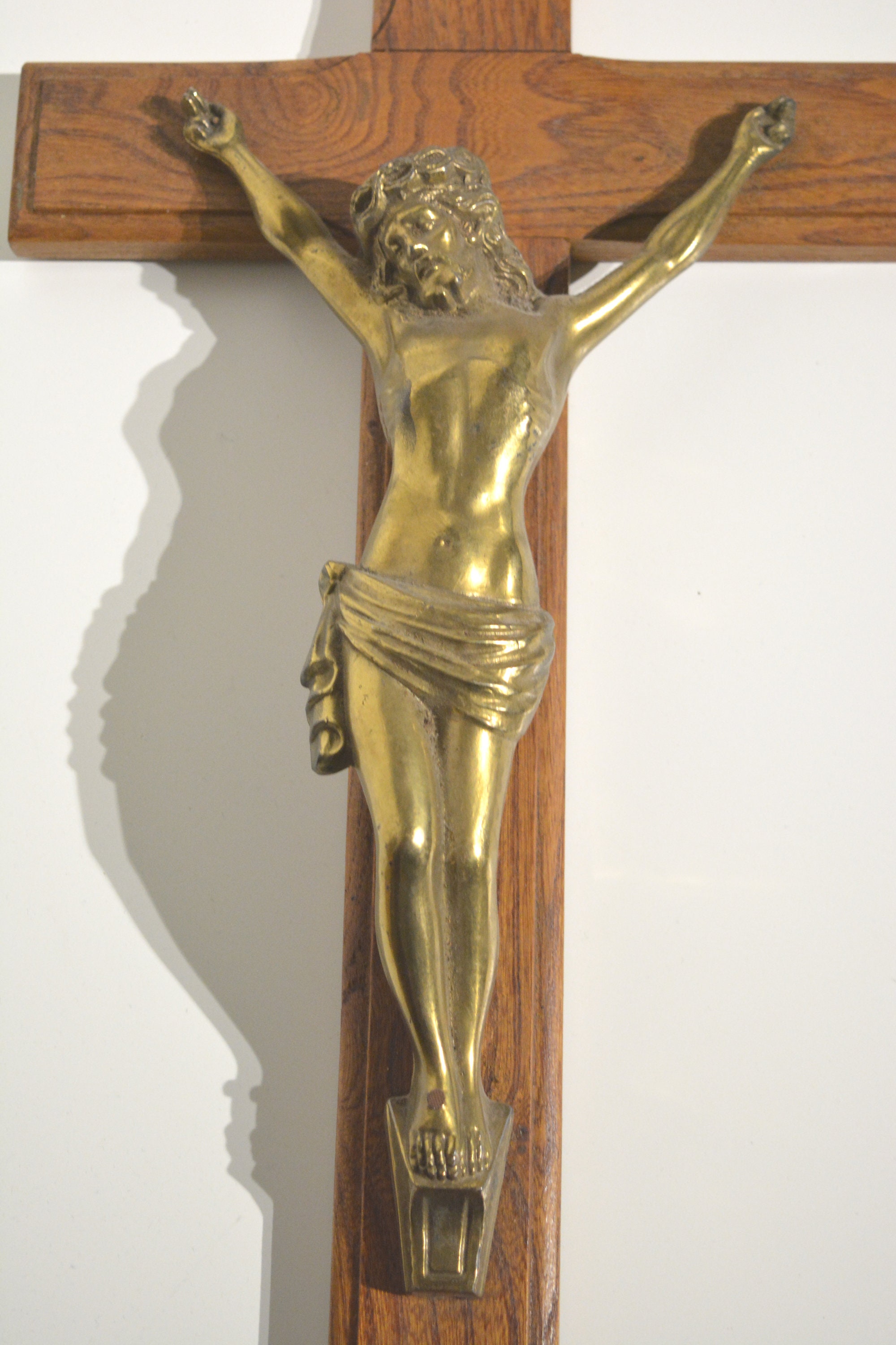 ヴィンテージの大きな木製の十字架像、金色の金属製、十字架上のイエス