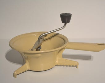 vintage beige en bruine Moulinex Légumes nr. 1 groentemolen / moulin légumes / groentemolen - gemaakt in Frankrijk