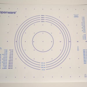 vintage Tupperware-patisseriemat in blauw met metrische EN imperiale conversietabellen