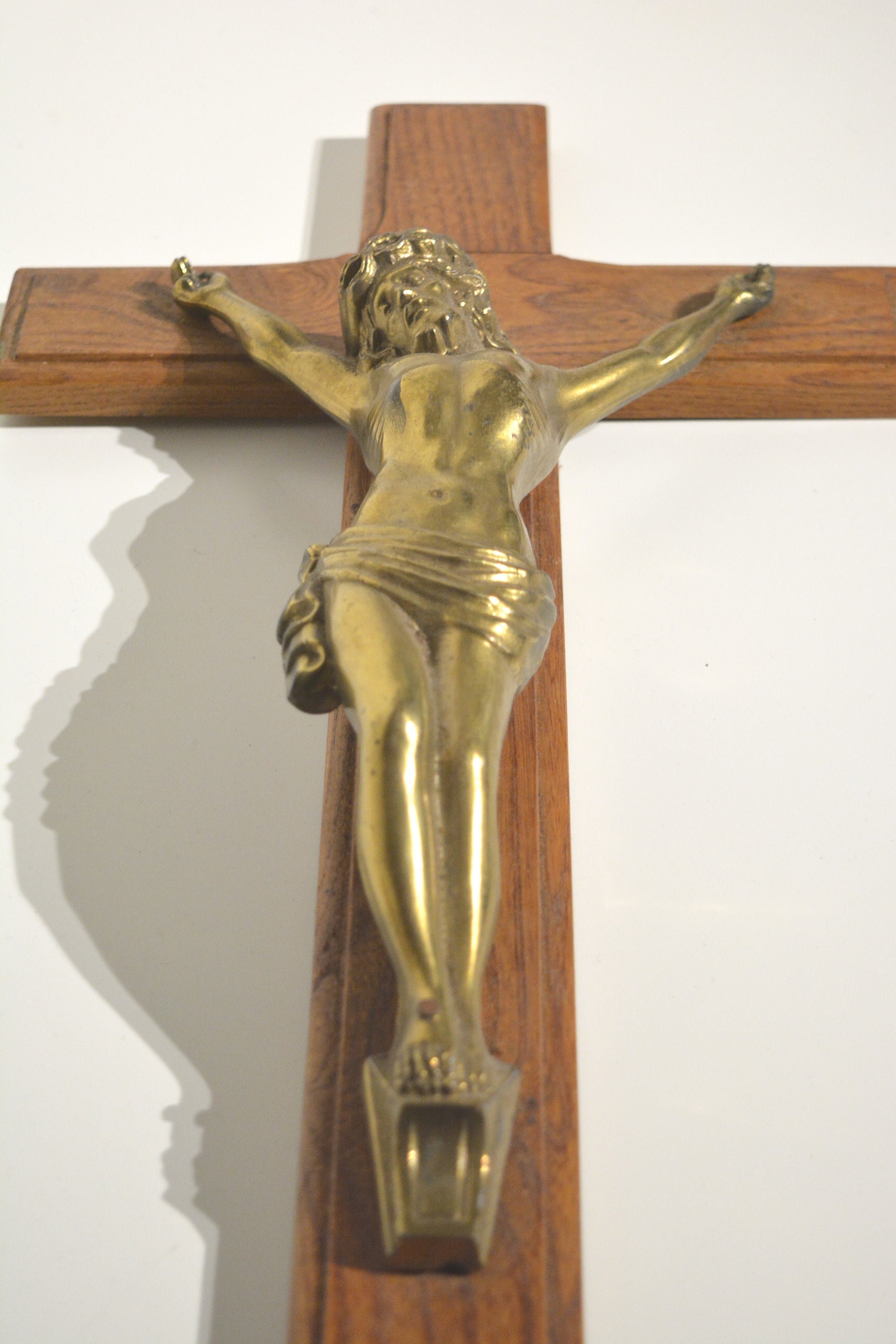 ヴィンテージの大きな木製の十字架像、金色の金属製、十字架上のイエス