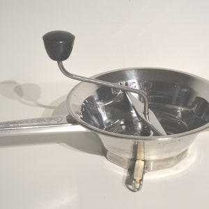 Vintage Macina Legumi Vegetable Grinder / Moulin Légumes