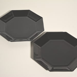 set of 2 vintage 80&#39;s Arcoroc Octime black octagonal plates Ø 18,5 cm - made in France