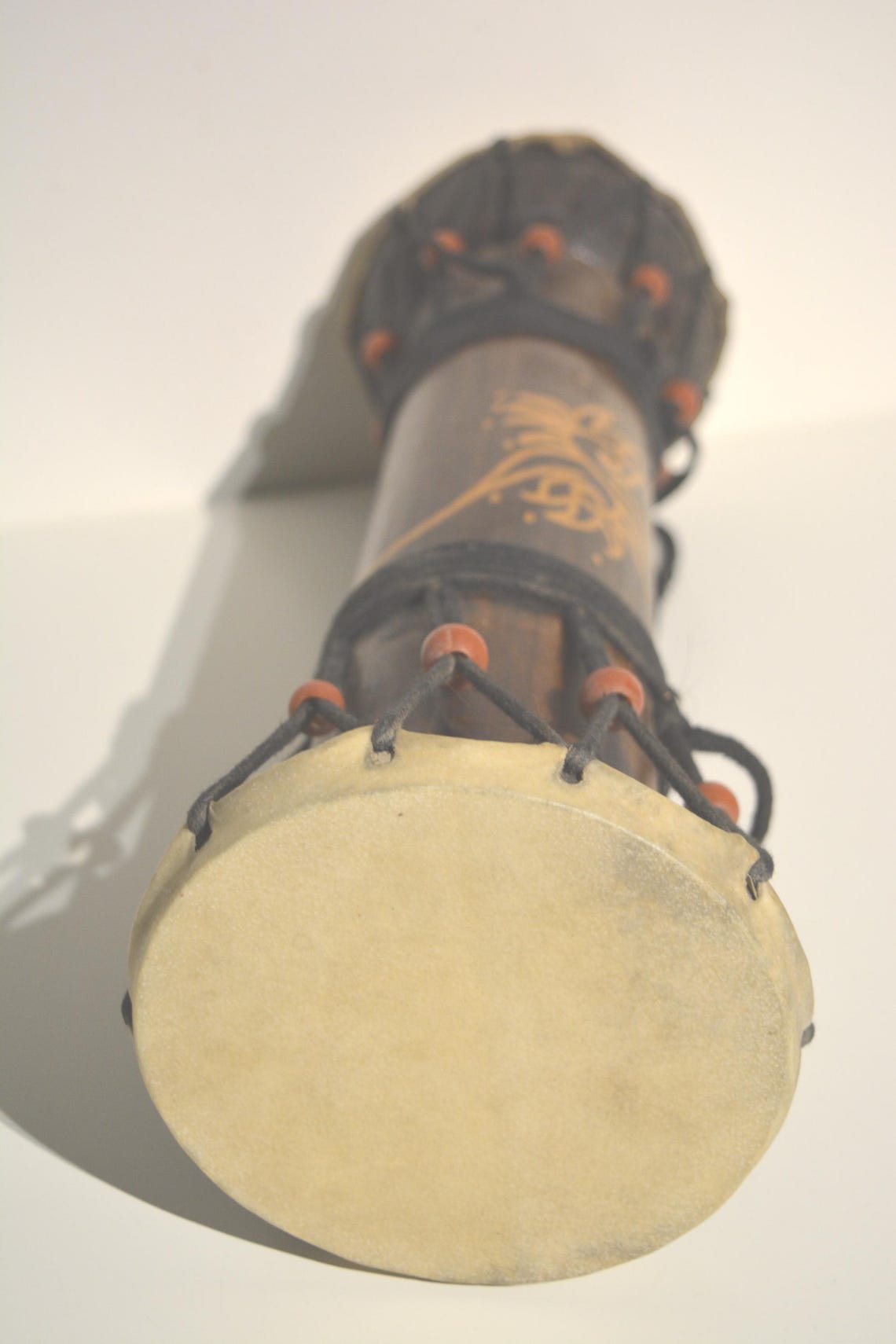 vintage authentic wooden and animal skin ethnic-African handmade djembe / tribal drum, foto 4 di 5
