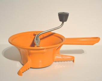 Vintage Macina Legumi Vegetable Grinder / Moulin Légumes