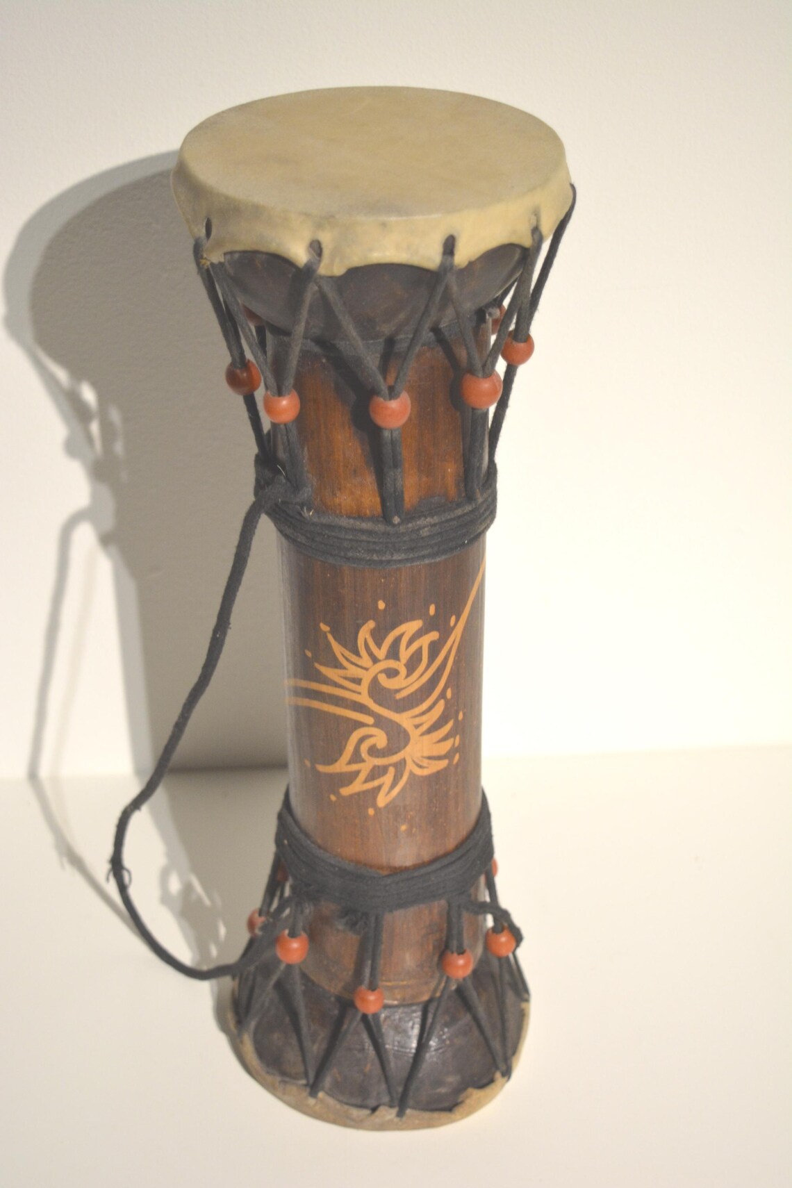 vintage authentic wooden and animal skin ethnic-African handmade djembe / tribal drum, foto 2 di 5