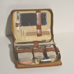 Vintage jaren 60 heren scheer- / verzorgingsreis- / legerset in bruin leren etui met scheermes