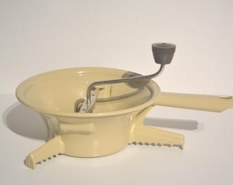 Vintage Macina Legumi Vegetable Grinder / Moulin Légumes