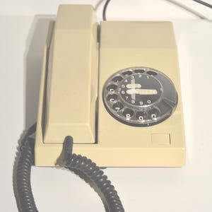 Vintage beige vridbar telefon *OTESTAD*